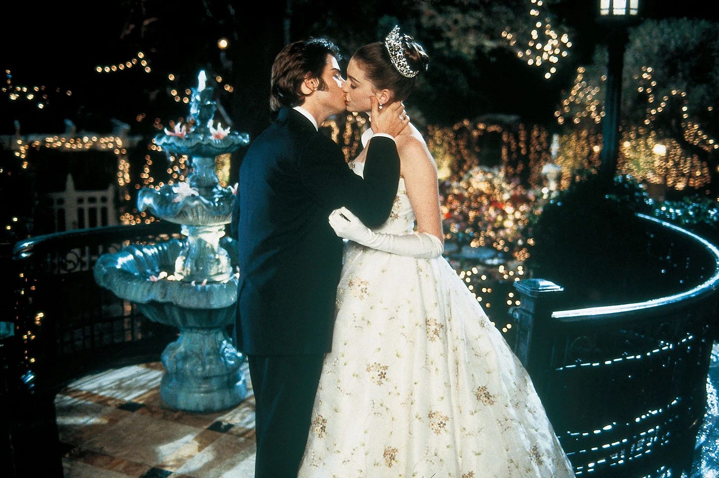 Michael Moscovitz kisses Mia Thermopolis in the garden.