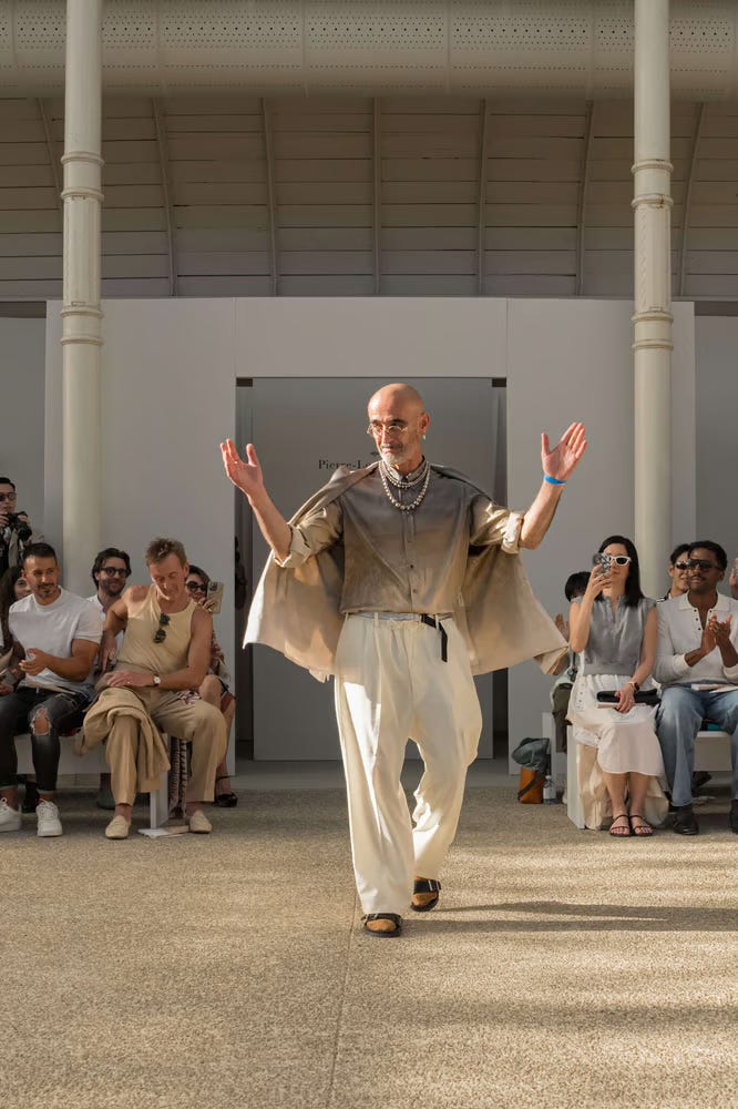 Após um primeiro desfile no Pïtti Uomo em junho, Pierre-Louis Mascia abre a semana milanesa, dando início a temporada da moda masculina.