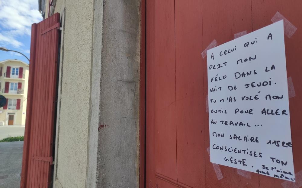 A celui qui a vole mon velo dans la nuit de jeudi. Tu m'as vole mon outil pour aller travailler... Mon salaire 1152 euros. Conscientises ton geste. Je t'aime quand meme.