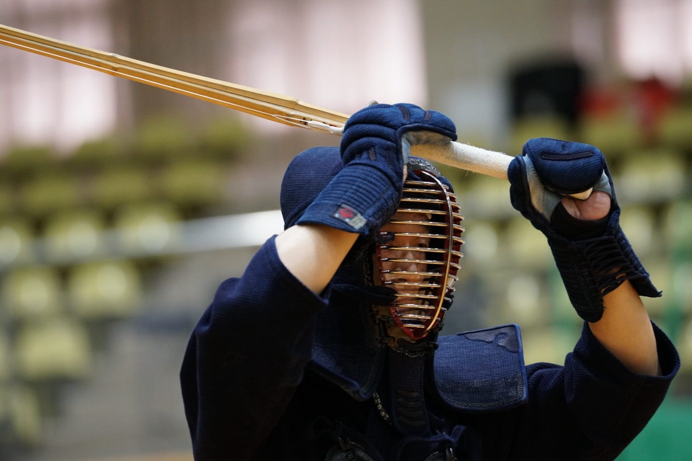 A person in a kendo mask holding a sword

AI-generated content may be incorrect.