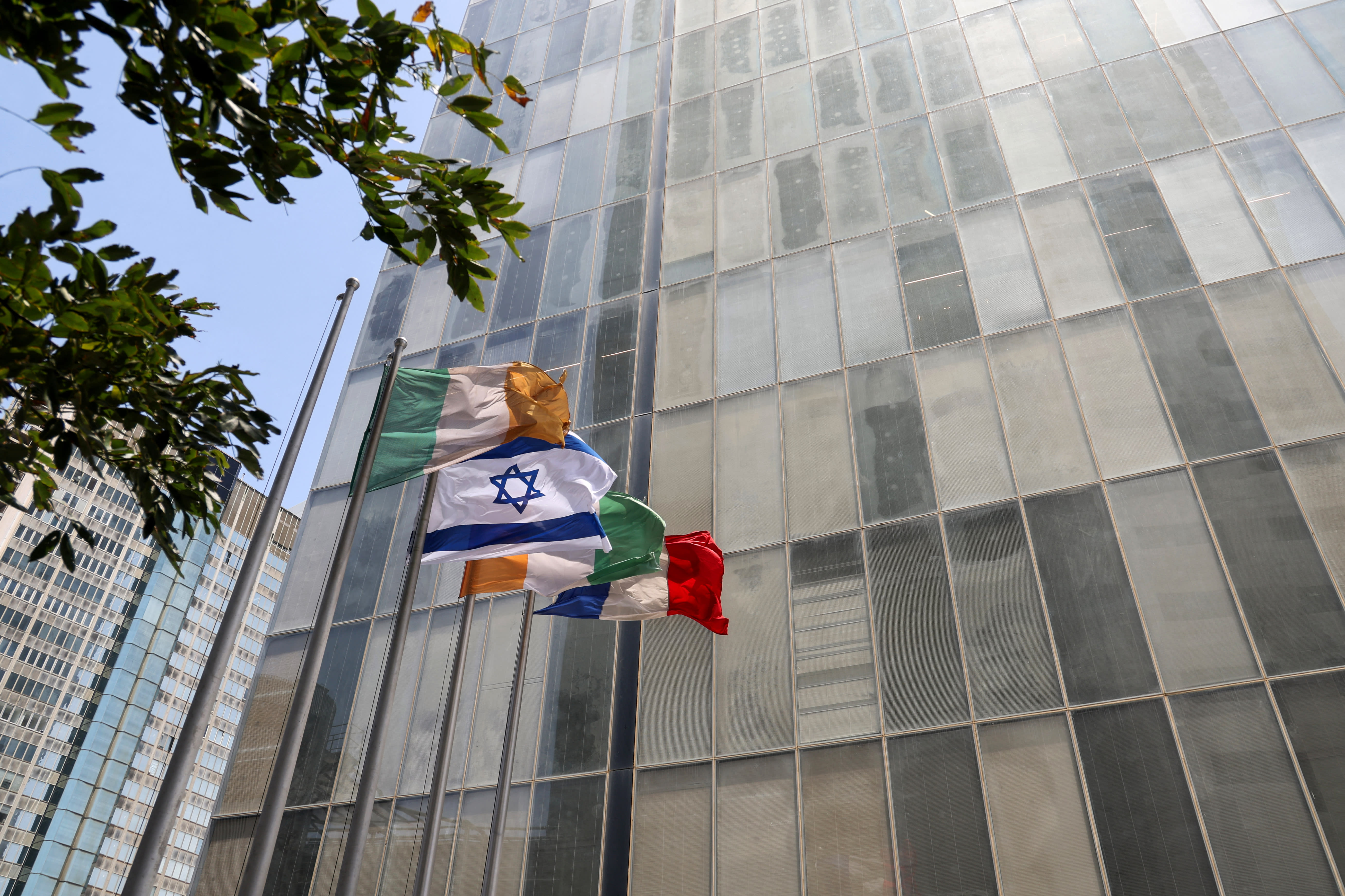 Palestinski študenti, sprejeti na irske univerze, ostajajo ujeti v Gazi, irska vlada zavrača pomoč