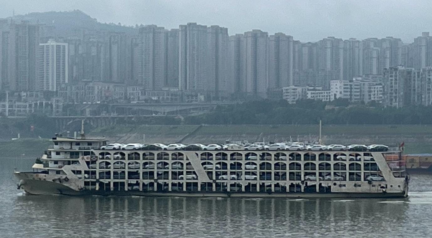 A large building with many windows

Description automatically generated