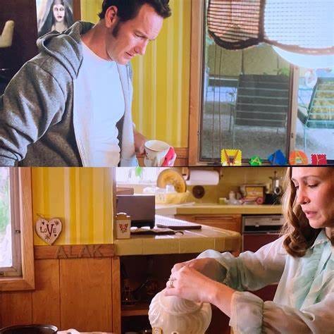 Due scene dal film The Conjouring 2. Nella prima c'è un uomo in felpa grigia, con in mano una tazza, davanti a una finestra della cucina. Sullo sfondo c'è un ritratto di una suora demoniaca e una serie di lettere colorate che formano la parola "valak". Nella seconda, una donna nella cucina che sta versando del tè. Sul muro è possibile leggere la parola "valak" di nuovo.