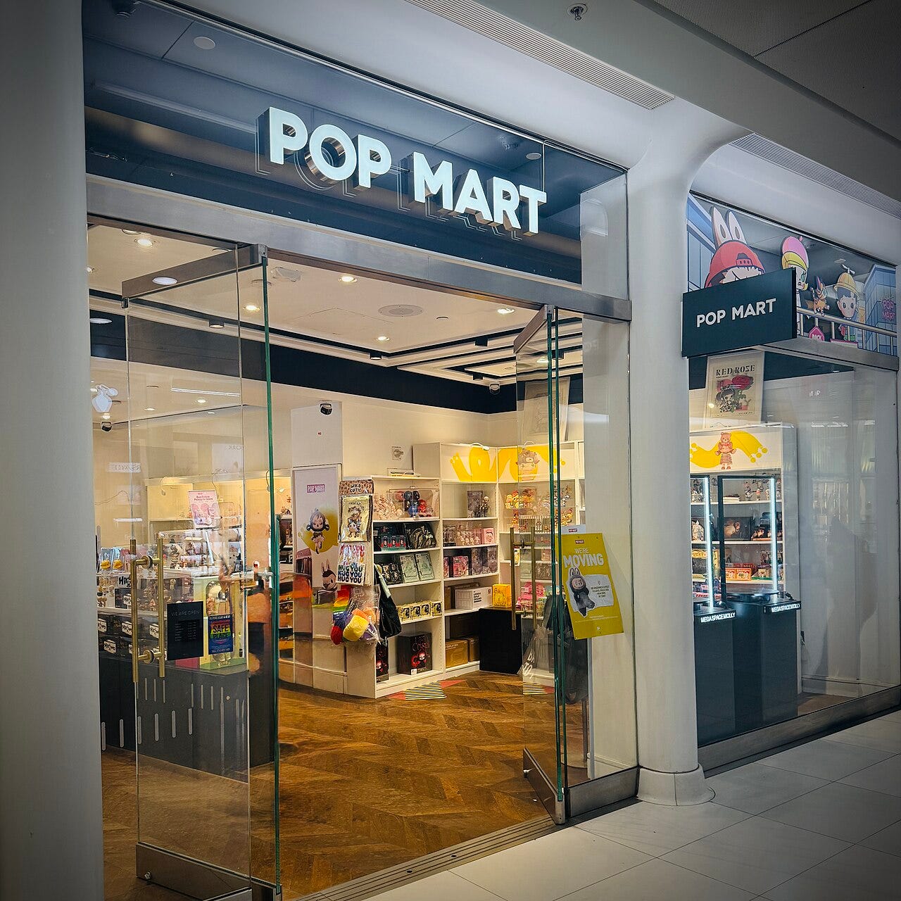 紐約 Pop Mart 門市中的 Labubu 展示|來源:Thelabubucollector / Wikimedia Commons(CC BY 4.0) 紐約 Pop Mart 門市中的 Labubu 展示|來源:Thelabubucollector / Wikimedia Commons(CC BY 4.0)