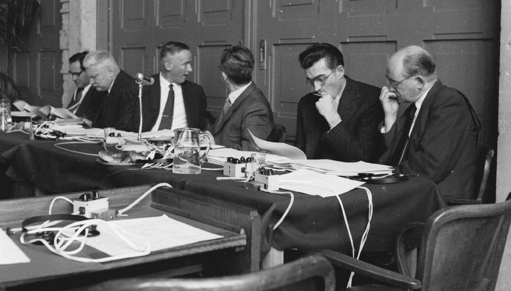 Primo incontro del CERN Council, 1952. Da destra a sinistra: Chr. Schmelzer, J. B. Adams, X, C.J. Bakker, L. Kowarski, P. Preiswerk. L'incontro ebbe luogo nel vecchio Batiment electoral a Ginevra. Credit: CERN. Licenza: Terms of use for CERN audiovisual media Primo incontro del CERN Council, 1952. Da destra a sinistra: Chr. Schmelzer, J. B. Adams, X, C.J. Bakker, L. Kowarski, P. Preiswerk. L'incontro ebbe luogo nel vecchio Batiment electoral a Ginevra. Credit: CERN. Licenza: Terms of use for CERN audiovisual media
