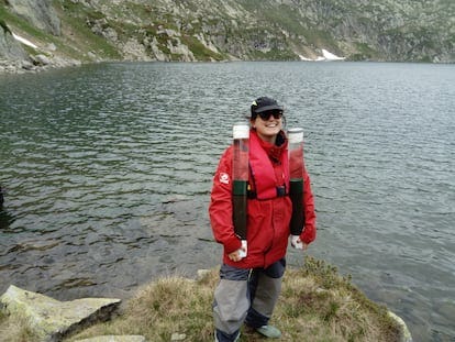 La investigadora Elena Fagín, con las muestras de fango del lago Redon. La investigadora Elena Fagín, con las muestras de fango del lago Redon.