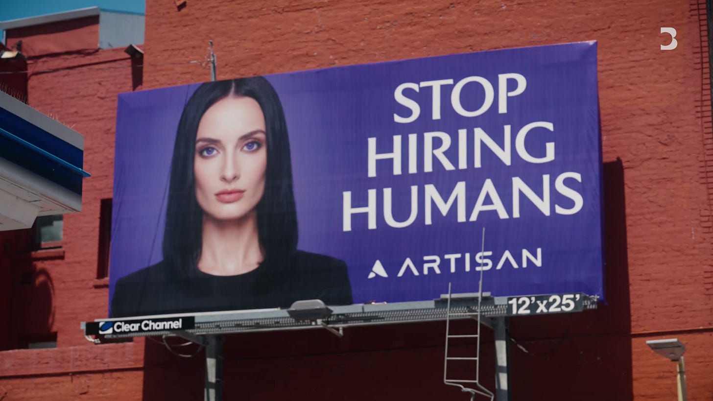 街頭廣告牌寫著 STOP HIRING HUMANS，直接把 AI 對白領工作入口的衝擊變成公共空間裡的挑釁訊號。