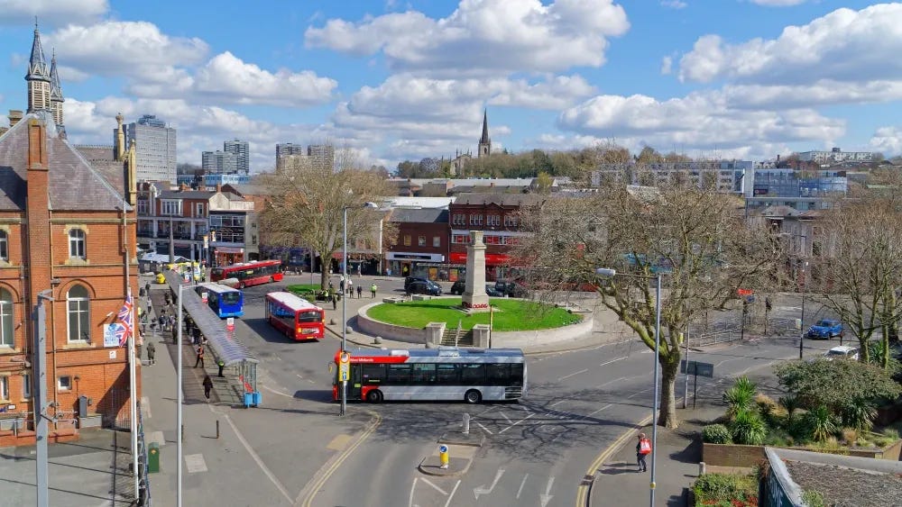 Uma multidão enfurecida ameaçou matar um pregador cristão quando o ouviu pregando contra o islamismo no centro da cidade de Walsall, em West Midlands, Inglaterra, em 14 de janeiro de 2023. O pregador foi acusado de...