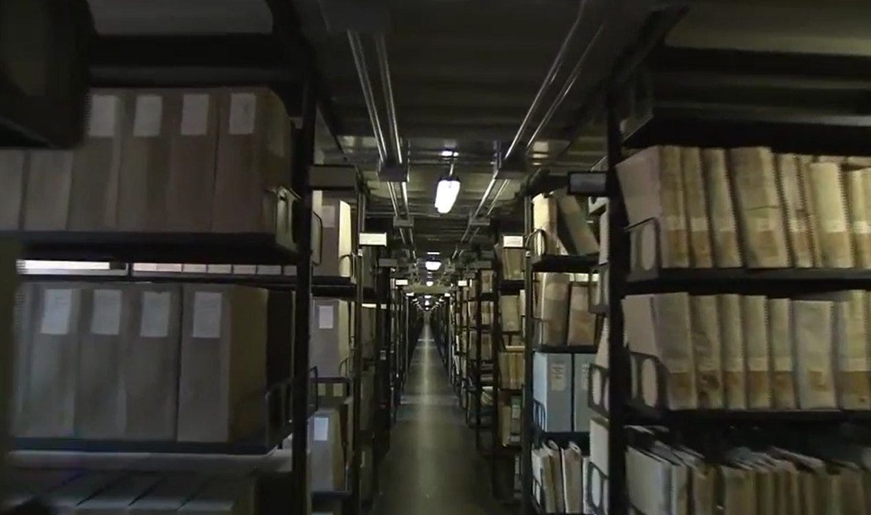 Os preciosos arquivos de OVNIs e livros paranormais do Vaticano. Os preciosos arquivos de OVNIs e livros paranormais do Vaticano.