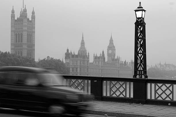 black cab v londýně - london england taxi black and white street - stock snímky, obrázky a fotky