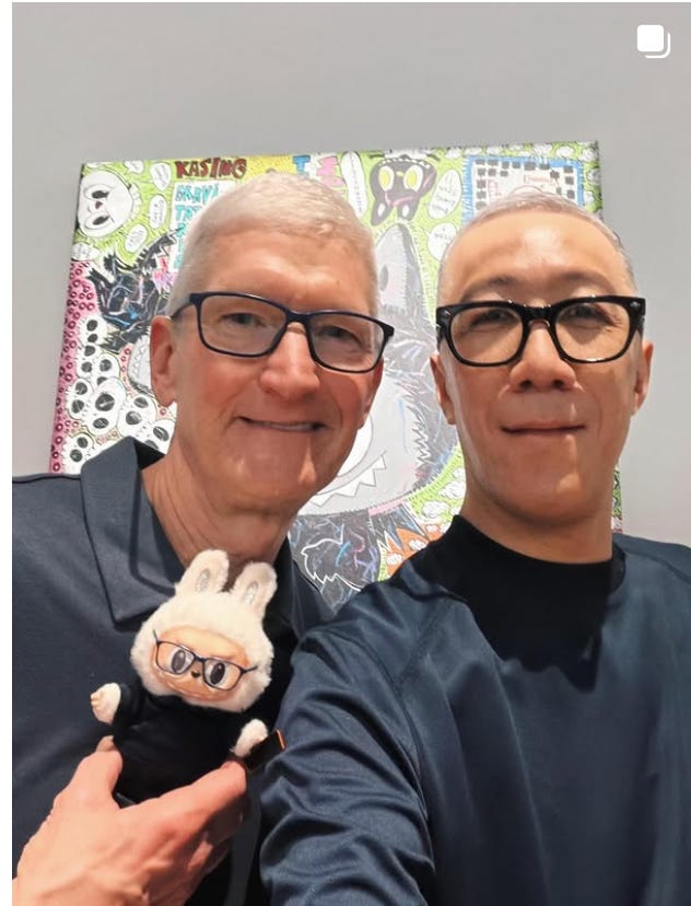 Two men taking a selfie

AI-generated content may be incorrect.