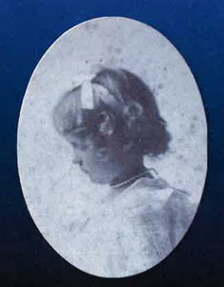 Foto antiga de uma menina de mais ou menos cinco anos, usando vestido e lacinho no cabelo. Foto antiga de uma menina de mais ou menos cinco anos, usando vestido e lacinho no cabelo.