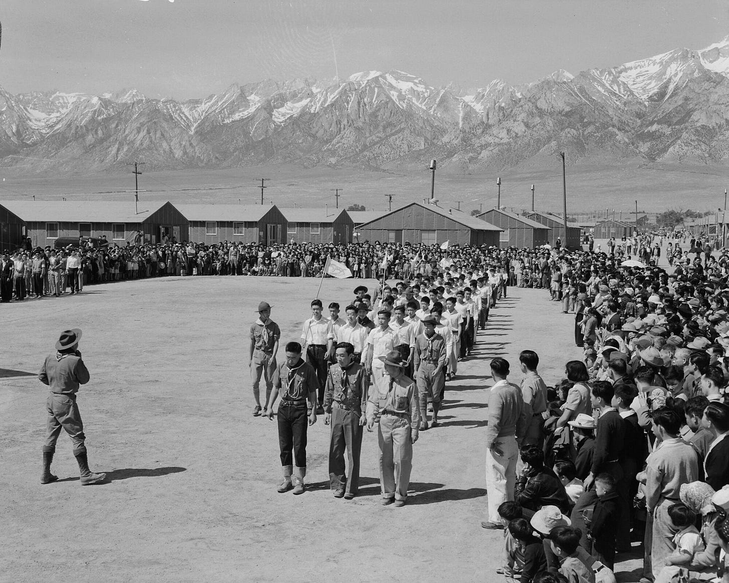  Japanese Americans at Manzanar internment camp