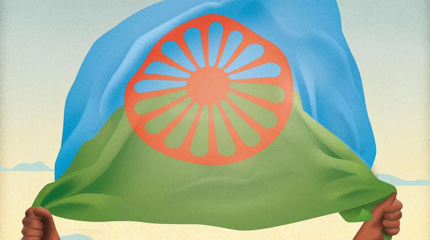 Un'illustrazione dove si vedono une mani tenere in alto la bandiera gitana, composta da una ruota di carro rossa su sfondo a bande orizzontali metà azzurro metà verde.