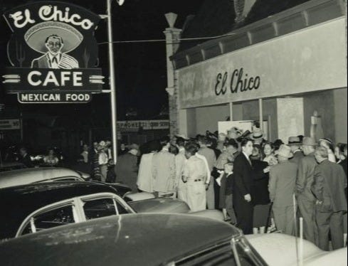 Crowd waits in line for a table at the "El Chico Cafe" in Dallas (1945) Crowd waits in line for a table at the "El Chico Cafe" in Dallas (1945)