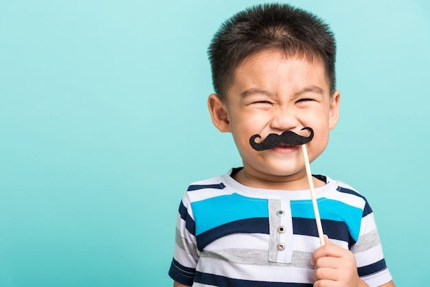 Drôle enfant hipster heureux tenant des accessoires de ...