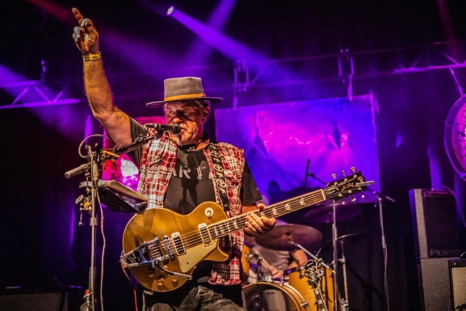 De betreurde Marc Arts als Dok Drifter en bandleader van Zuma op het podium in oktober vorig jaar. Het verschil met de echte Neil Young was vaak niet hoorbaar.