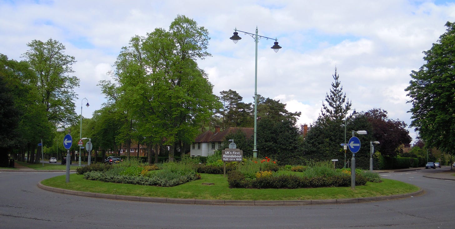 https://upload.wikimedia.org/wikipedia/commons/7/7e/Letchworth_Roundabout_1909.jpg