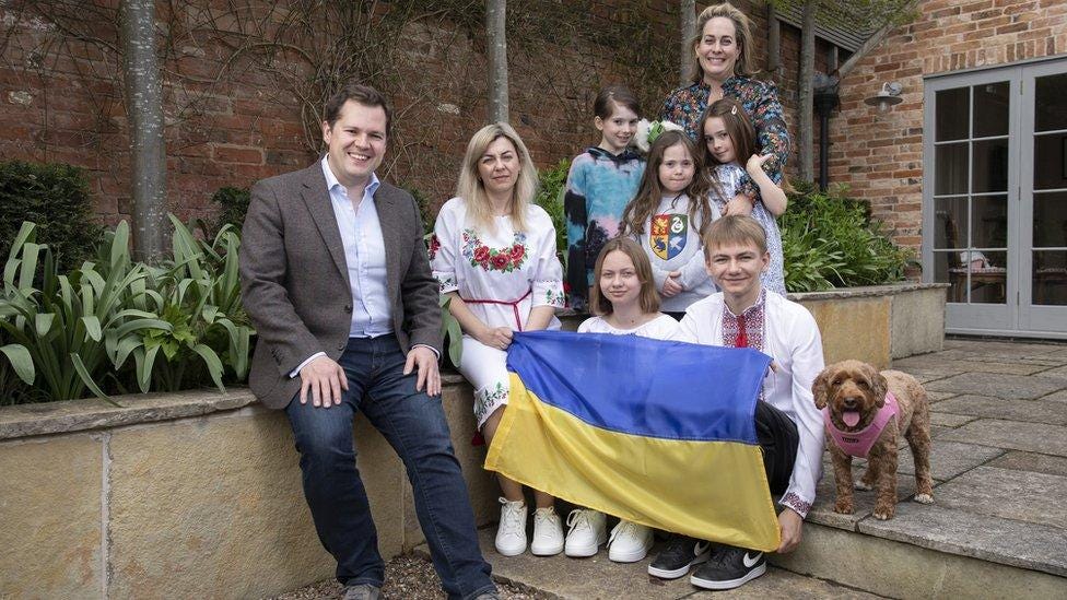 Homes for Ukraine: Robert Jenrick takes in Ukrainian refugee family - BBC  News