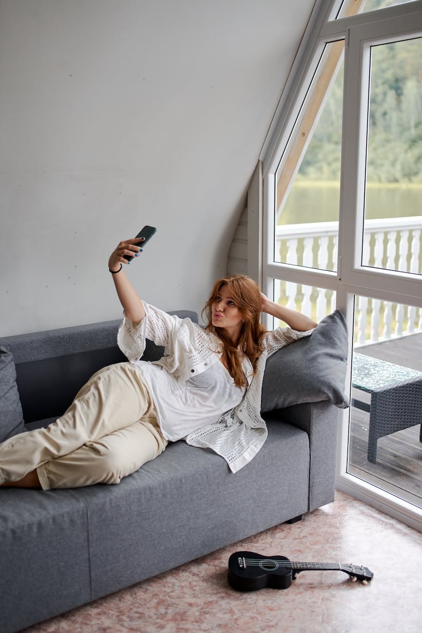 Lady taking a selfie with a discarded Uke on the floor next to her. This picture made me laugh.