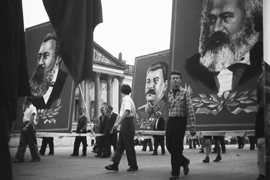 Aufmarsch zur SED-Parteikonferenz mit Plakaten von Friedrich Engels, Joseph Stalin und Karl Marx 1952.