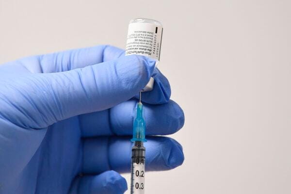 A health worker uses a needle and a vial of Pfizer-BioNTech COVID-19 vaccine to prepare a dose at a vaccination health centre in a file photo. (Justin Tallis/AFP via Getty Images) A health worker uses a needle and a vial of Pfizer-BioNTech COVID-19 vaccine to prepare a dose at a vaccination health centre in a file photo. (Justin Tallis/AFP via Getty Images)