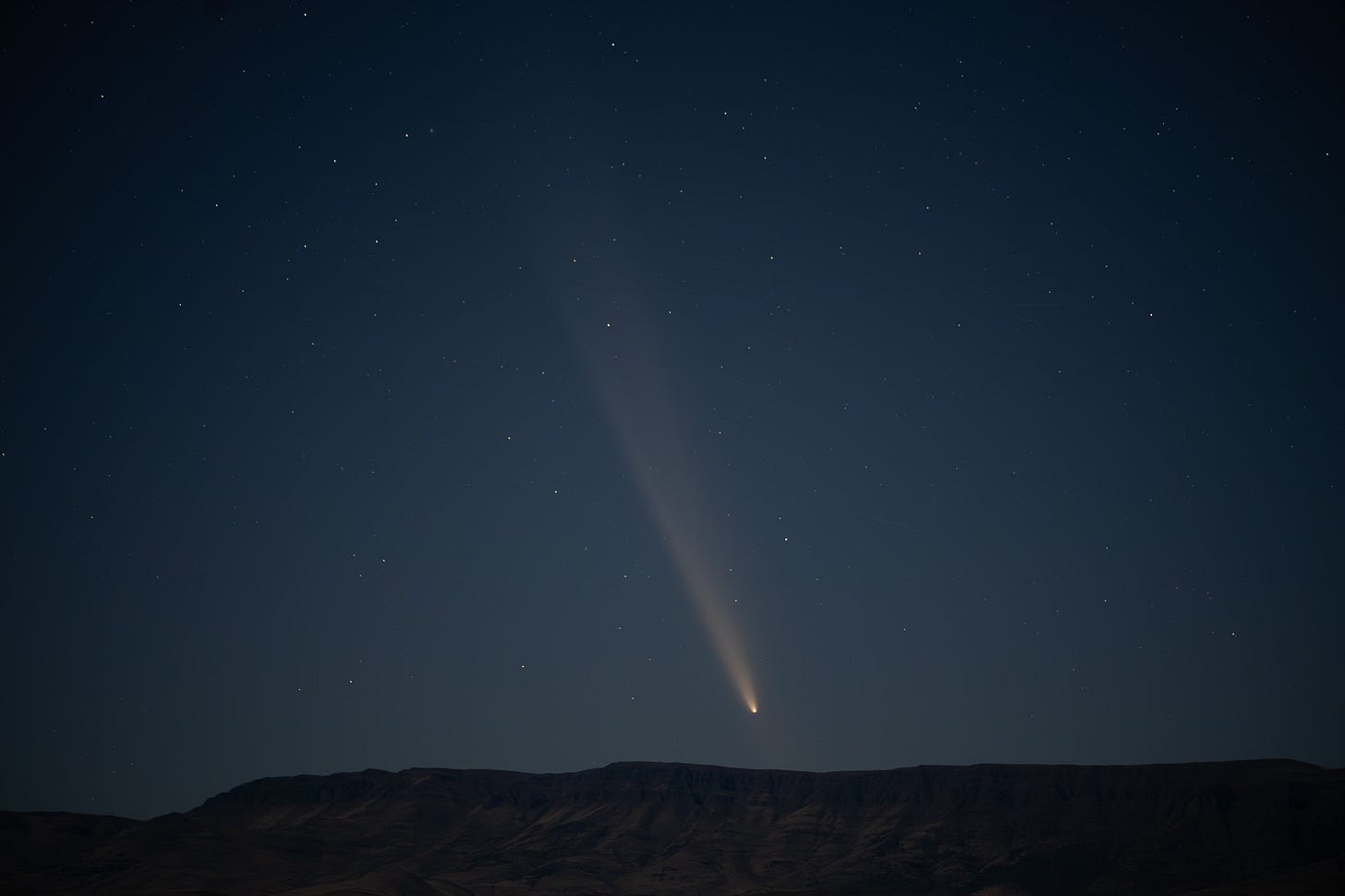 Comet Tsuchinshan-ATLAS near the horizon with some stars