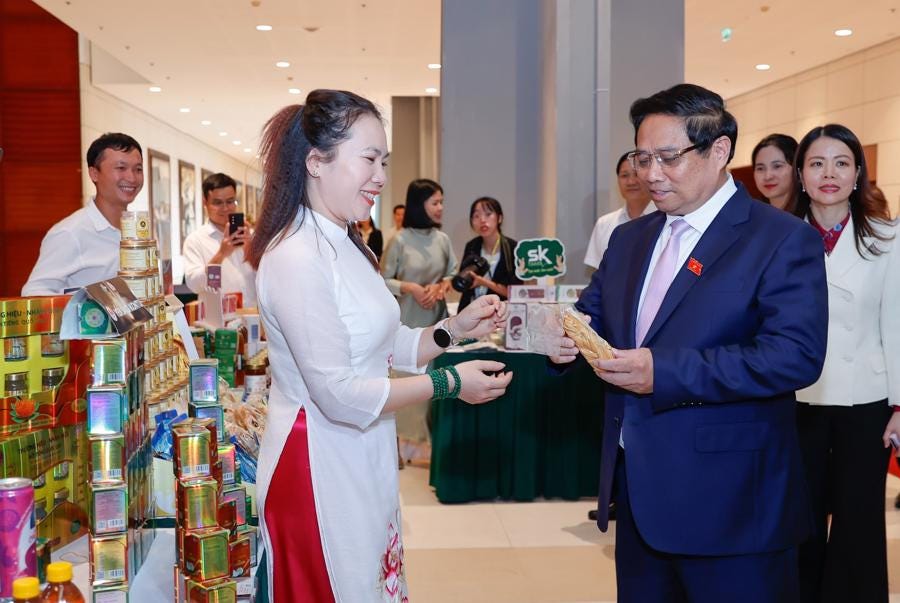 Thủ tướng tham qua một số gian hàng trưng bày các sản phẩm Halal của doanh nghiệp Việt Nam. Thủ tướng tham qua một số gian hàng trưng bày các sản phẩm Halal của doanh nghiệp Việt Nam. 