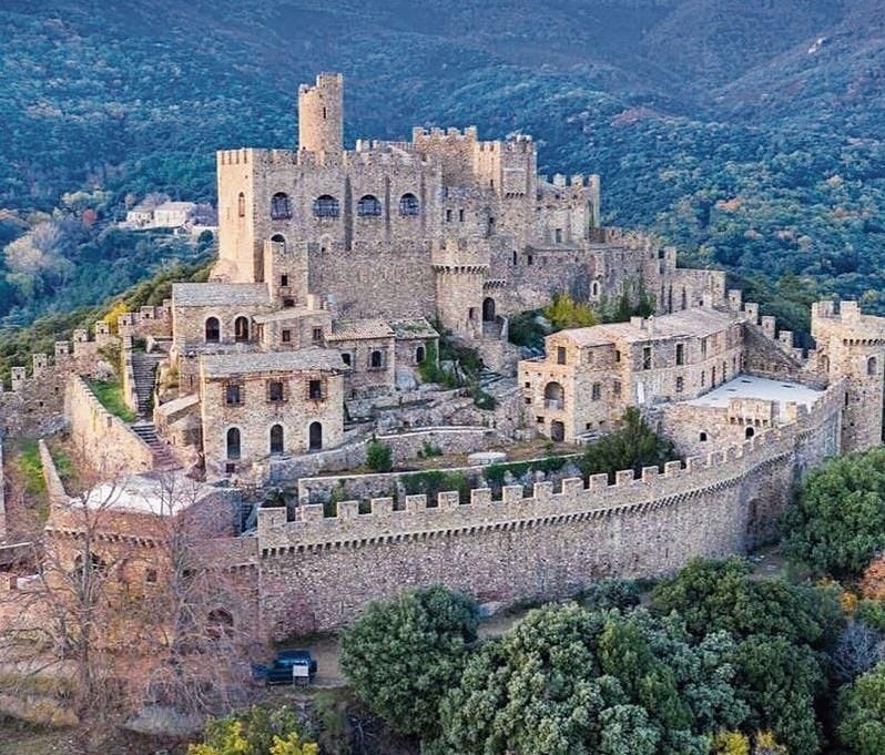 Una vista aèria del Castell de Requesens, a l’Albera.