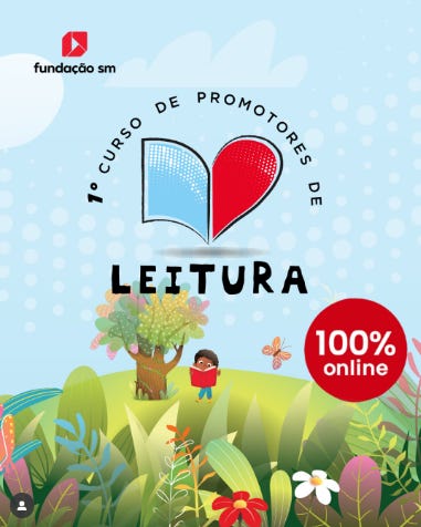 #descrevemospravocê  Card colorido de divulgação do "1º Curso de Promotores de Leitura", promovido pela Fundação SM. O curso é totalmente online, com o selo vermelho "100% online" em destaque no canto inferior direito.  O fundo do card é azul-claro com formas suaves de nuvens e bolinhas brancas que simulam luz. No centro superior, há um ícone que lembra um livro aberto em forma de coração, com a página da esquerda em azul e a da direita em vermelho. Ao redor do ícone, está escrito "1º Curso de Promotores de", e logo abaixo, em letras maiores e pretas, aparece a palavra "LEITURA".  Na parte inferior, uma ilustração lúdica mostra um cenário de natureza, com plantas coloridas, flores, borboletas e um grande arbusto com copa arredondada. Debaixo da árvore, uma criança de pele escura e cabelos pretos lê um livro vermelho. A criança veste camiseta vermelha e calça azul, e está sorrindo. O visual é alegre, voltado ao público infantil ou educadores, com cores vibrantes e traços suaves que remetem ao universo da imaginação e da leitura.