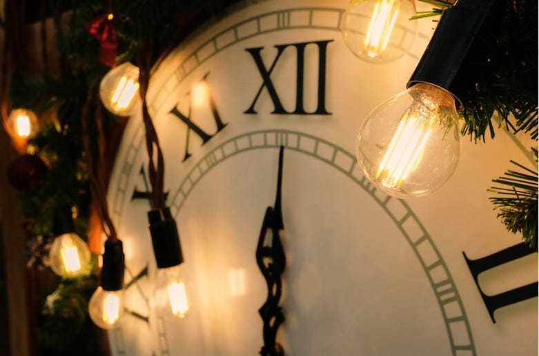 Reloj que aún no marca las doce de la medianoche.