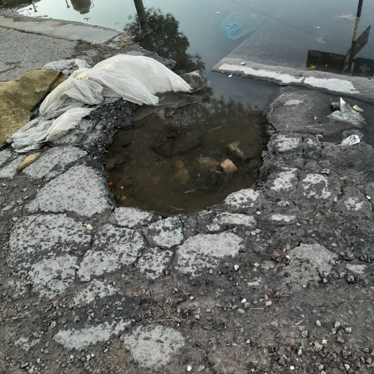 Tres años de una rotura de caños en Witcomb y E. González sin solución Tres años de una rotura de caños en Witcomb y E. González sin solución