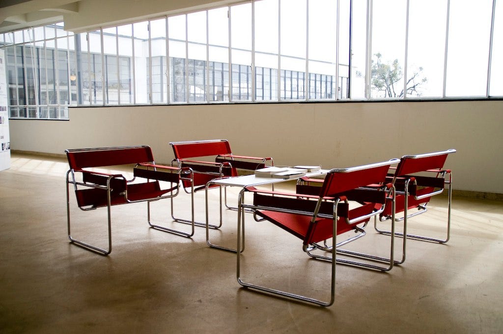 Bauhaus building 裡展示的 Wassily chairs|來源:Kai 'Oswald' Seidler / Wikimedia Commons(CC BY 2.0) Bauhaus building 裡展示的 Wassily chairs|來源:Kai 'Oswald' Seidler / Wikimedia Commons(CC BY 2.0)