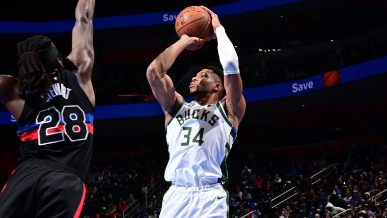 Giannis' willingness to take midrange shots is elevating the Bucks' title hopes Giannis' willingness to take midrange shots is elevating the Bucks' title hopes