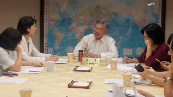 2016.06.16 經濟部沈榮津次長與我一起召開會議,強力要求各部會改善作法、簡化申請流 2016.06.16 經濟部沈榮津次長與我一起召開會議,強力要求各部會改善作法、簡化申請流