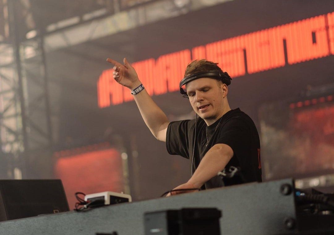 Kevin de Vries highly-supported 'Dance With Me' out on Afterlife