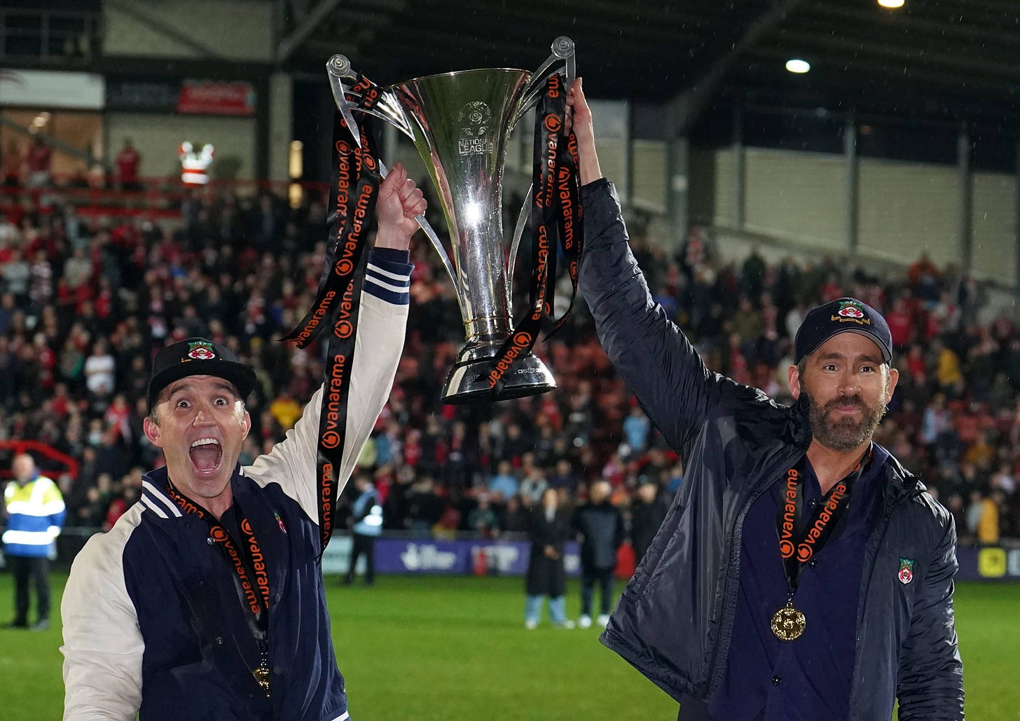 Die Wrexham-Besitzer Rob McElhenney und Ryan Reynolds. | Heute.at