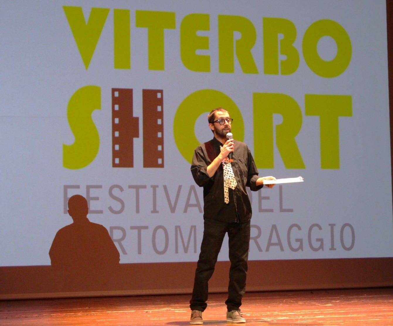 Michelangelo Gregori sul palco del Teatro San Leonardo durante la prima edizione di Viterbo Short