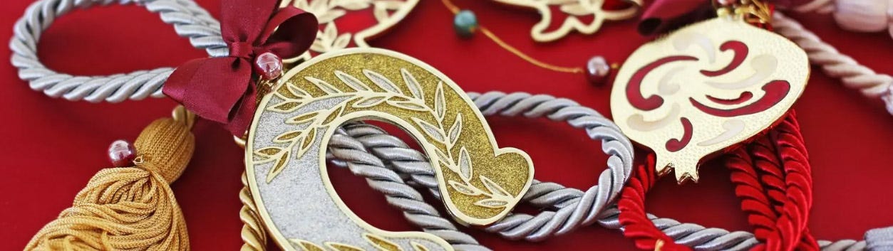talismani greci a forma di melograno e ferro di cavallo noti come gouria