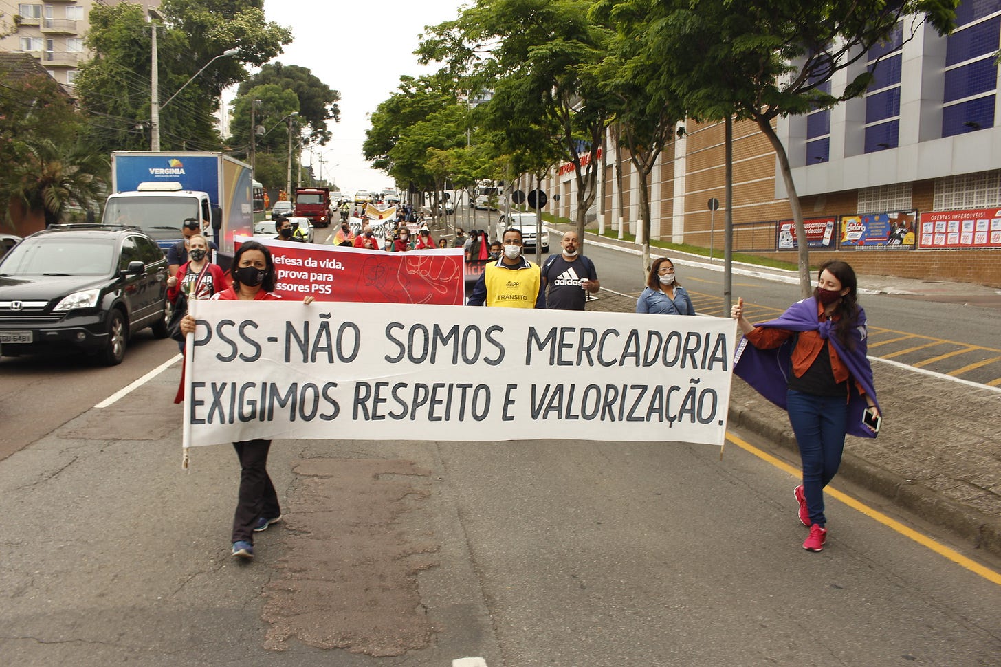 Pode ser uma imagem de 5 pessoas e texto