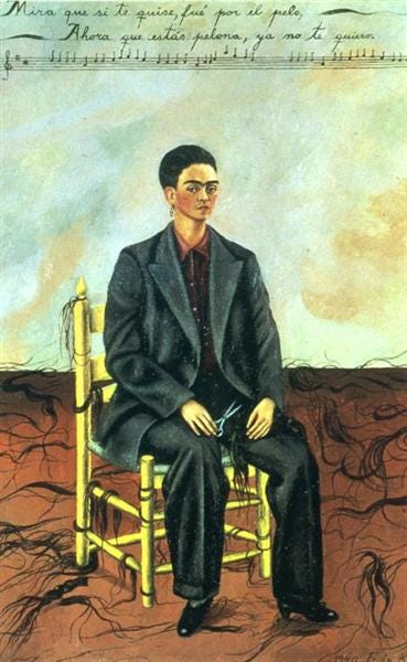 Frida Kahlo zit in Self-Portrait with Cropped Hair uit 1940 in een ruim mannenpak op een stoel, met kortgeknipt haar en afgeknipte lokken op de vloer. Frida Kahlo zit in Self-Portrait with Cropped Hair uit 1940 in een ruim mannenpak op een stoel, met kortgeknipt haar en afgeknipte lokken op de vloer.
