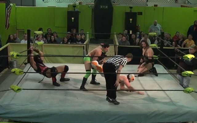 [Screenshot: 4 Way Non-Tournament Match]