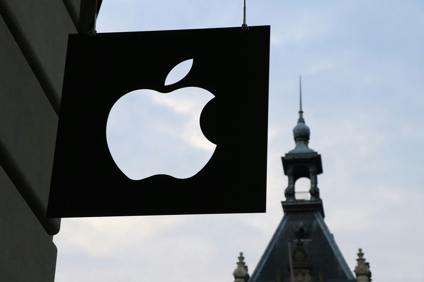 Apple's $500B Bet: How It Reshapes US Tech & Manufacturing | by Jordan  Davis | Feb, 2025 | Medium