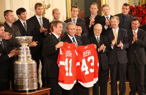 File:2008 Red Wings at White House with President Bush and Stanley Cup.jpg  - Wikimedia Commons