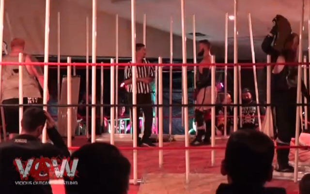 [Screenshot: Light tube-fenced ring before match begin]