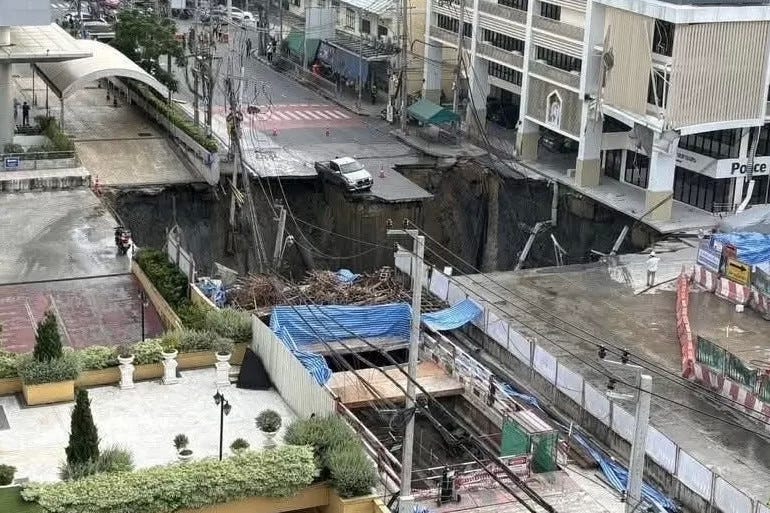 A section of Samsen Road in front of Vajira Hospital in Bangkok subsides on Wednesday. No casualties were reported. (Photo: Bangkok Metropolitan Administration)
