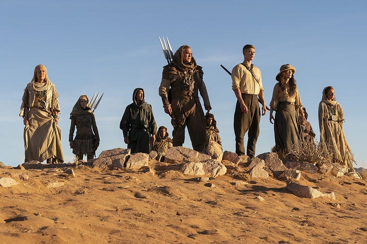 Aielene i deres knusktørre hjemterritorium... Josha Stradowski som Rand, Rosamund Pike som Moiraine. ©Amazon Prime Aielene i deres knusktørre hjemterritorium... Josha Stradowski som Rand, Rosamund Pike som Moiraine. ©Amazon Prime