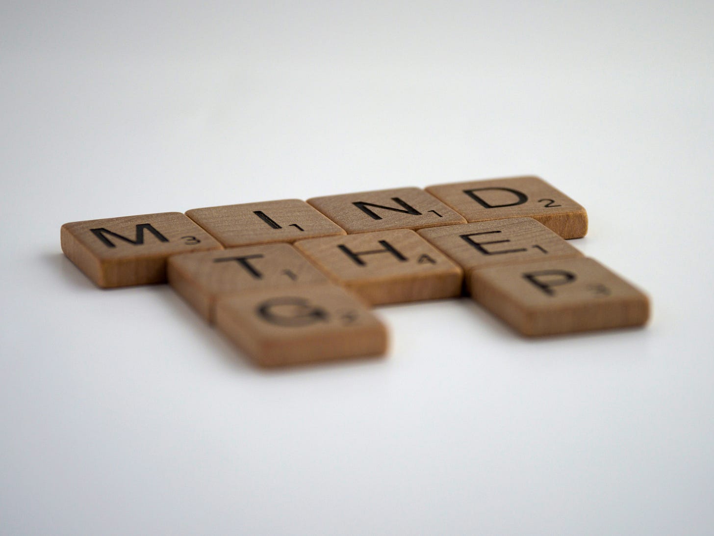 Tessere dello scarabeo poggiate su una superficie bianca. Formano la scritta "Mind the G P", con uno spazio vuoto tra la G e la P finali. Tessere dello scarabeo poggiate su una superficie bianca. Formano la scritta "Mind the G P", con uno spazio vuoto tra la G e la P finali.