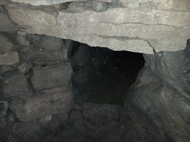 Cracked linter over chamber entrance in Oldbridge souterrain.