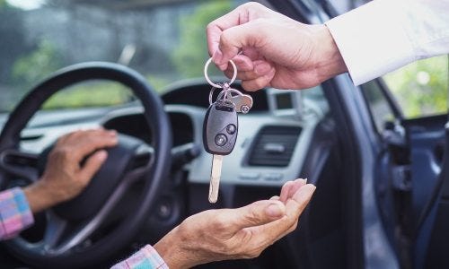 Quelqu'un louant une voiture